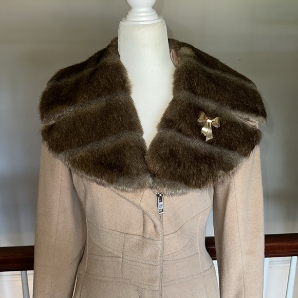 Jessica Simpson Vintage Style Tan Coat Fur Collar Size Small - Picture 2 of 8